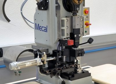 Процесс опрессовки наконечников, подаваемых в ленте с подачей слева направо Mecal MSMP