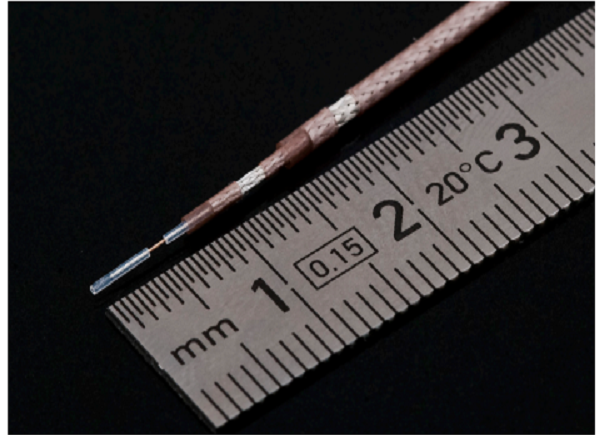 Komax Cosmic 42R – Станок для зачистки микро-коаксиальных кабелей: обработанный кабель в размере