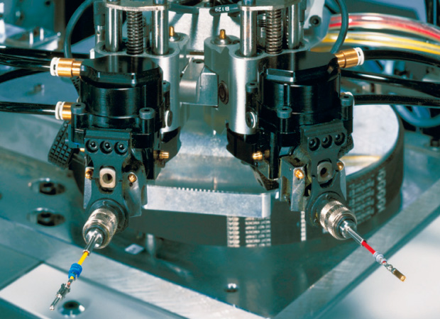 Komax Alpha 477 – станок для автоматической обработки проводов, рабочий механизм 