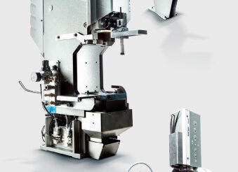 Komax Alpha 550 - автоматическая линия для двухсторонней опрессовки и установки уплотнителя: фото деталей